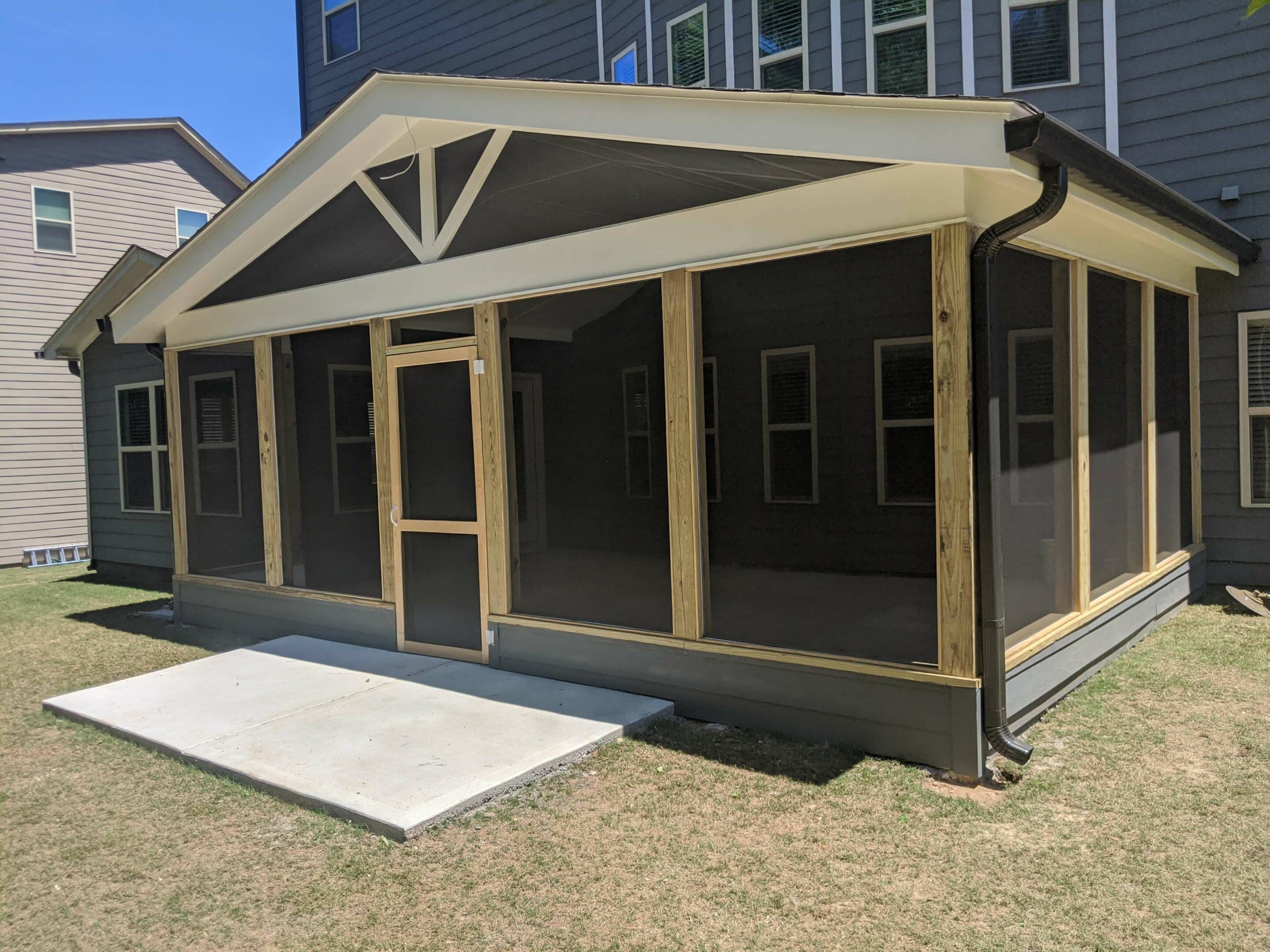 Inviting screen room for relaxing outdoors